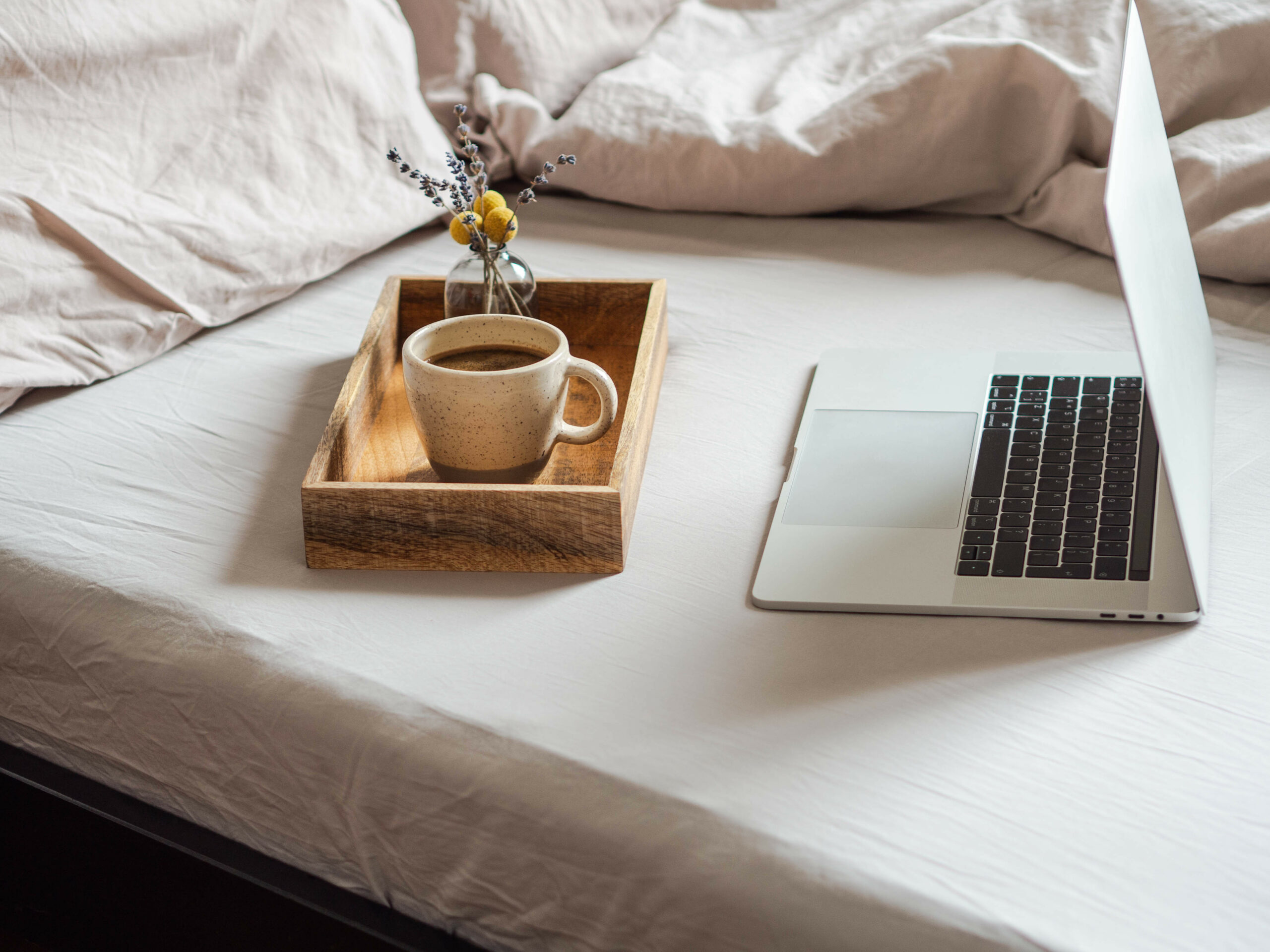Laptop Kaffee im Bett